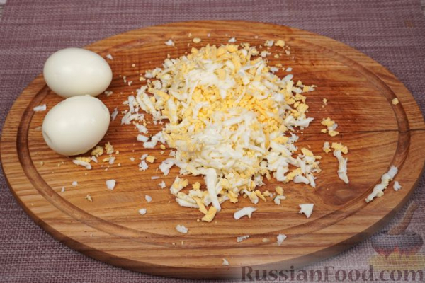 Слоёный салат "Ромашки" с печенью, грибами и маринованными огурцами