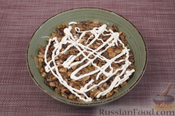 Слоёный салат "Ромашки" с печенью, грибами и маринованными огурцами