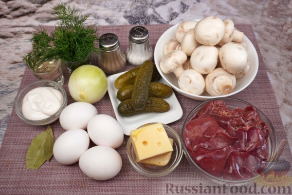 Слоёный салат "Ромашки" с печенью, грибами и маринованными огурцами