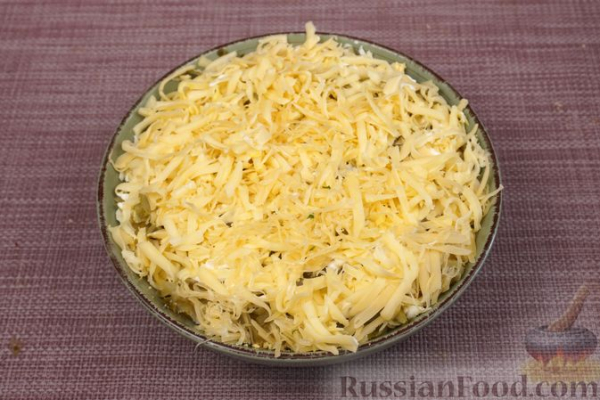 Слоёный салат "Ромашки" с печенью, грибами и маринованными огурцами