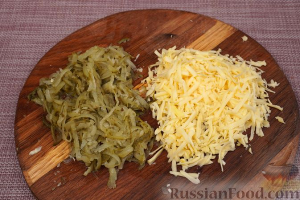 Слоёный салат "Ромашки" с печенью, грибами и маринованными огурцами