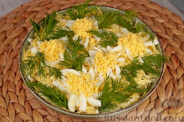 Слоёный салат "Ромашки" с печенью, грибами и маринованными огурцами