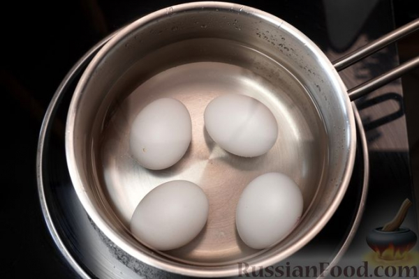 Слоёный салат "Ромашки" с печенью, грибами и маринованными огурцами