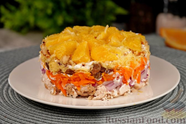 Слоёный салат с курицей, апельсинами, изюмом и орехами
