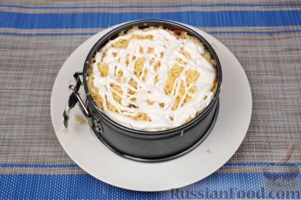 Слоёный салат с курицей, апельсинами, изюмом и орехами