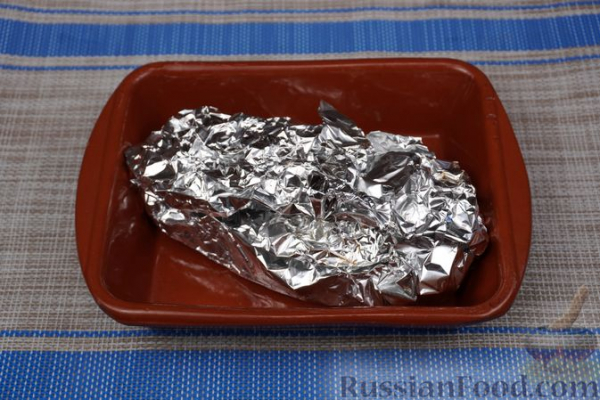 Слоёный салат с курицей, апельсинами, изюмом и орехами