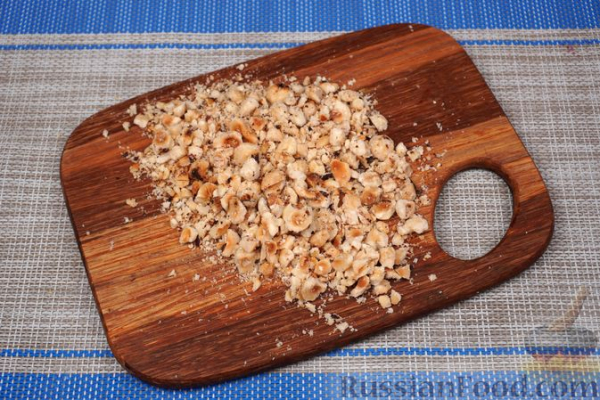 Слоёный салат с курицей, апельсинами, изюмом и орехами