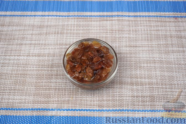 Слоёный салат с курицей, апельсинами, изюмом и орехами