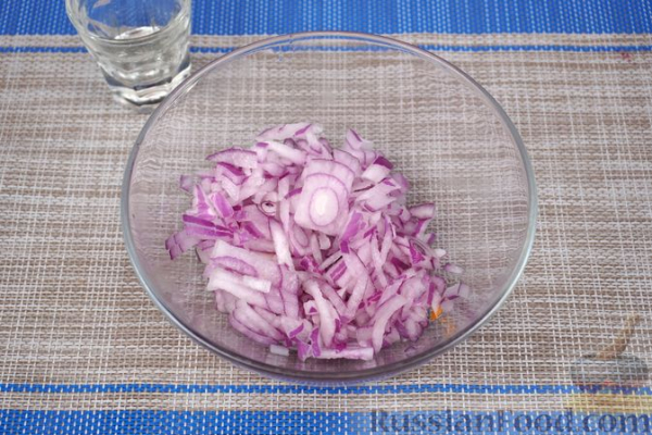 Слоёный салат с курицей, апельсинами, изюмом и орехами