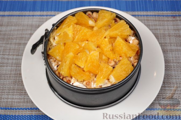 Слоёный салат с курицей, апельсинами, изюмом и орехами