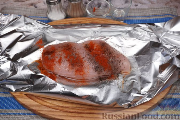 Слоёный салат с курицей, апельсинами, изюмом и орехами