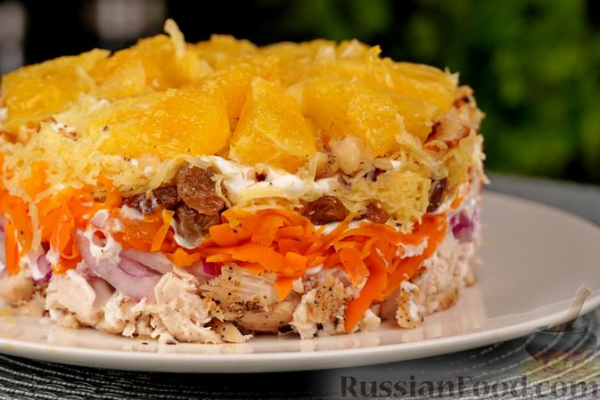 Слоёный салат с курицей, апельсинами, изюмом и орехами
