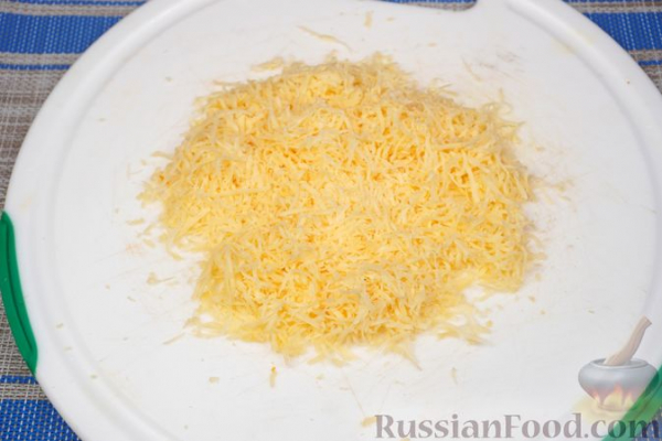 Слоёный салат с курицей, апельсинами, изюмом и орехами