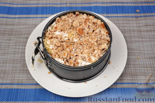 Слоёный салат с курицей, апельсинами, изюмом и орехами