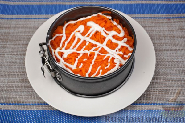 Слоёный салат с курицей, апельсинами, изюмом и орехами