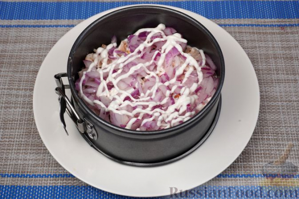 Слоёный салат с курицей, апельсинами, изюмом и орехами