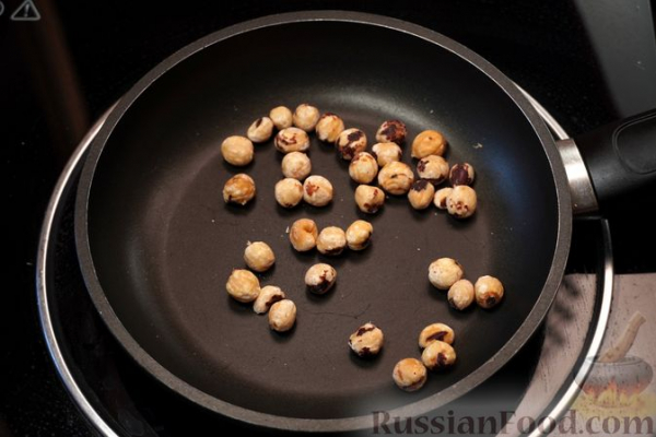Слоёный салат с курицей, апельсинами, изюмом и орехами