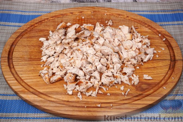Слоёный салат с курицей, апельсинами, изюмом и орехами