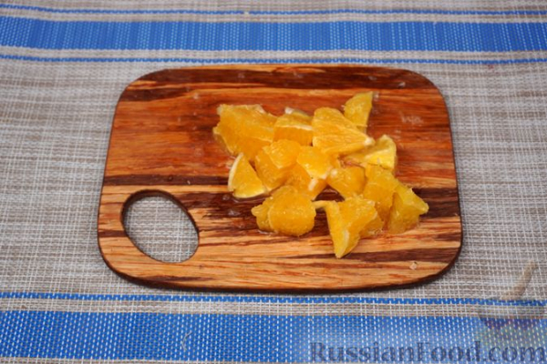 Слоёный салат с курицей, апельсинами, изюмом и орехами