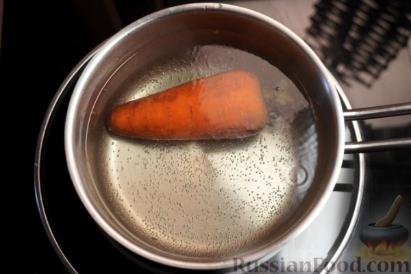 Слоёный салат с курицей, апельсинами, изюмом и орехами