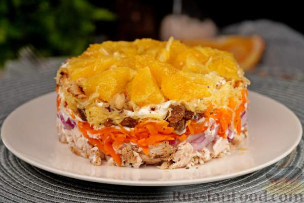 Слоёный салат с курицей, апельсинами, изюмом и орехами