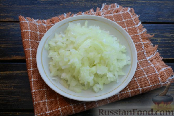 Слоёный салат с редькой, картофелем, морковью, яблоком и варёным яйцом