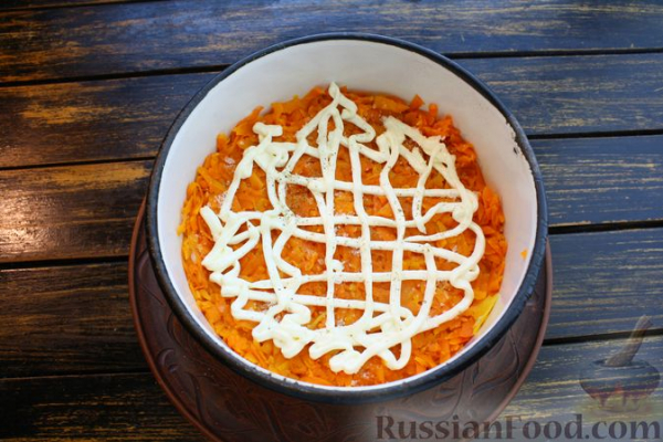 Слоёный салат с редькой, картофелем, морковью, яблоком и варёным яйцом