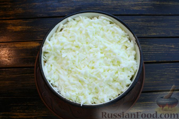 Слоёный салат с редькой, картофелем, морковью, яблоком и варёным яйцом