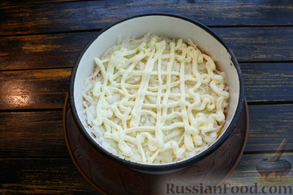 Слоёный салат с редькой, картофелем, морковью, яблоком и варёным яйцом