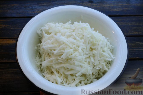 Слоёный салат с редькой, картофелем, морковью, яблоком и варёным яйцом