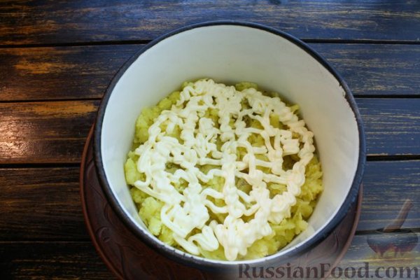 Слоёный салат с редькой, картофелем, морковью, яблоком и варёным яйцом