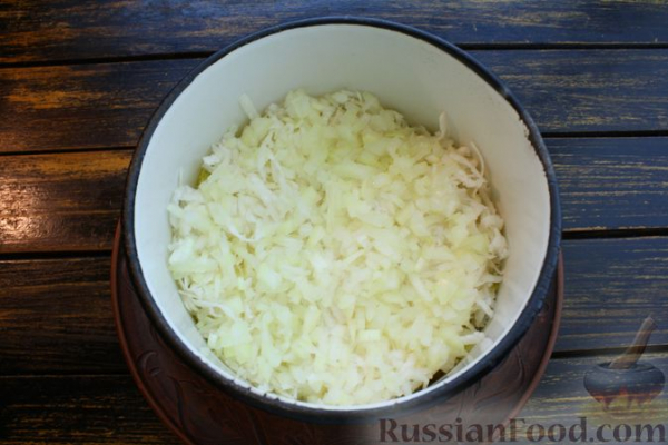 Слоёный салат с редькой, картофелем, морковью, яблоком и варёным яйцом