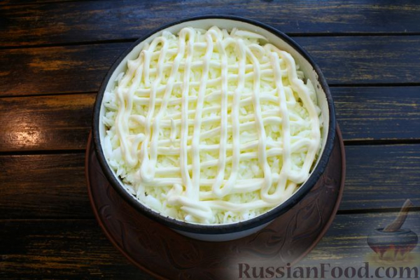 Слоёный салат с редькой, картофелем, морковью, яблоком и варёным яйцом