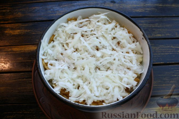 Слоёный салат с редькой, картофелем, морковью, яблоком и варёным яйцом