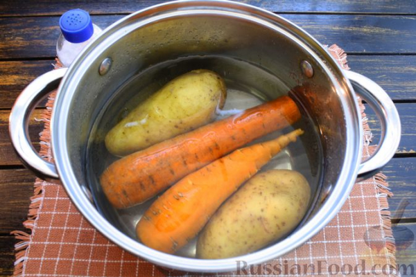 Слоёный салат с редькой, картофелем, морковью, яблоком и варёным яйцом