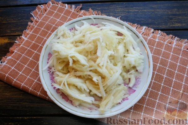 Слоёный салат с редькой, картофелем, морковью, яблоком и варёным яйцом