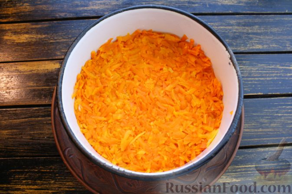 Слоёный салат с редькой, картофелем, морковью, яблоком и варёным яйцом