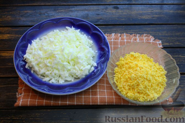 Слоёный салат с редькой, картофелем, морковью, яблоком и варёным яйцом