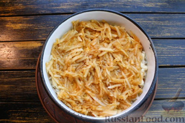 Слоёный салат с редькой, картофелем, морковью, яблоком и варёным яйцом