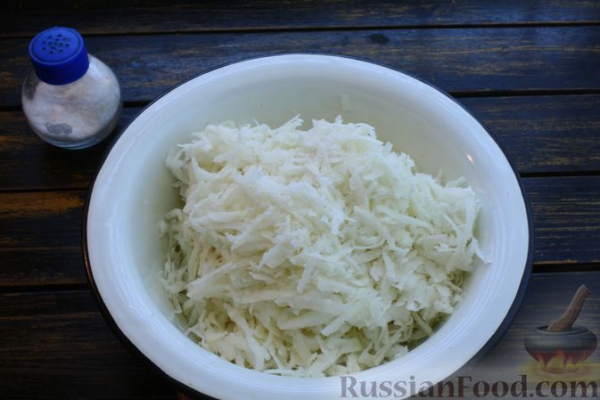 Слоёный салат с редькой, картофелем, морковью, яблоком и варёным яйцом