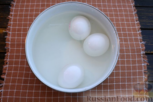 Слоёный салат с редькой, картофелем, морковью, яблоком и варёным яйцом