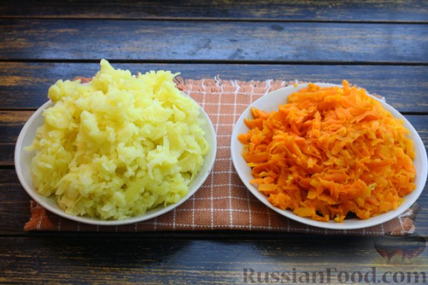 Слоёный салат с редькой, картофелем, морковью, яблоком и варёным яйцом