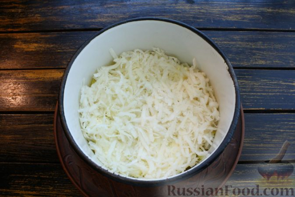Слоёный салат с редькой, картофелем, морковью, яблоком и варёным яйцом