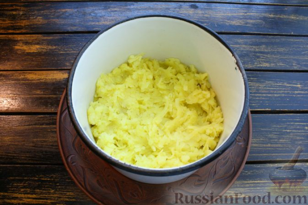 Слоёный салат с редькой, картофелем, морковью, яблоком и варёным яйцом