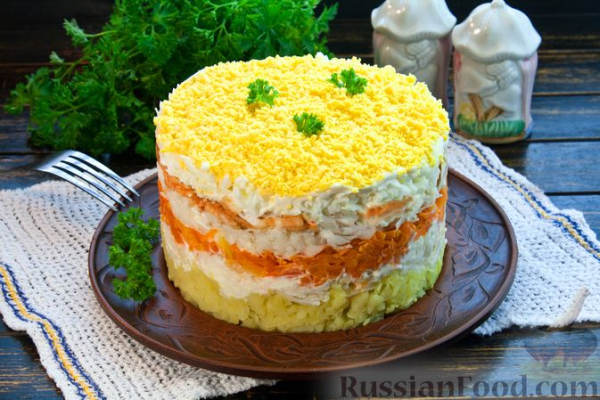 Слоёный салат с редькой, картофелем, морковью, яблоком и варёным яйцом