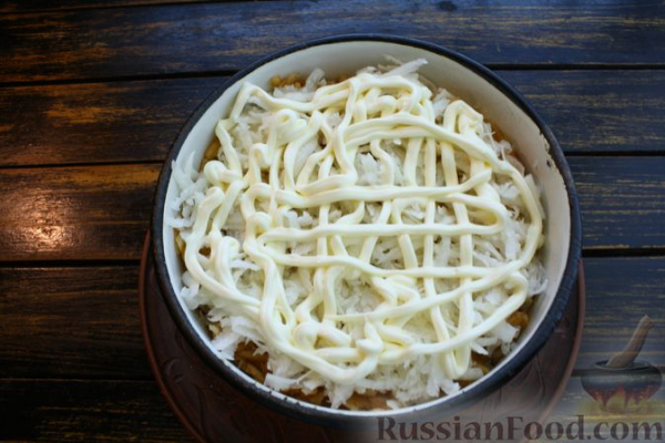 Слоёный салат с редькой, картофелем, морковью, яблоком и варёным яйцом