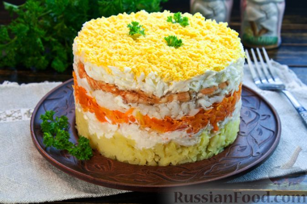 Слоёный салат с редькой, картофелем, морковью, яблоком и варёным яйцом