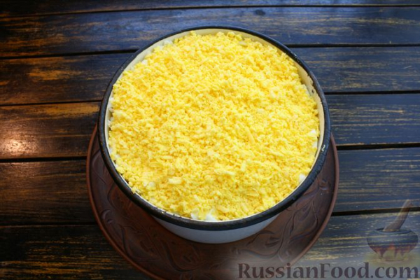 Слоёный салат с редькой, картофелем, морковью, яблоком и варёным яйцом