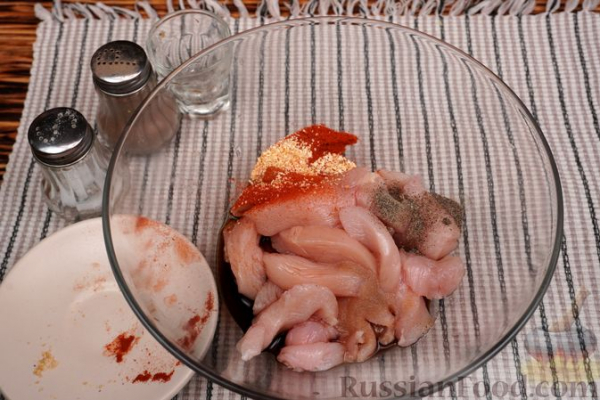 Спагетти с курицей и овощами в томатном соусе