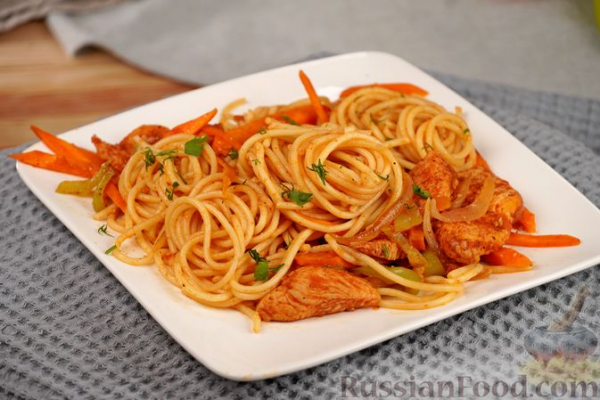 Спагетти с курицей и овощами в томатном соусе